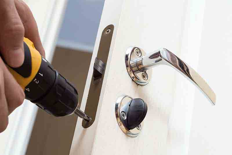 Comment installer une serrure multipoints sur une porte d'entrée de bâtiment ? Guadeloupe<br>Guide d’installation d’une serrure multipoints sur une porte d'entrée de bâtiment, Guadeloupe<br>Poser une serrure multipoints sur une porte d'entrée de bâtiment, Guadeloupe
